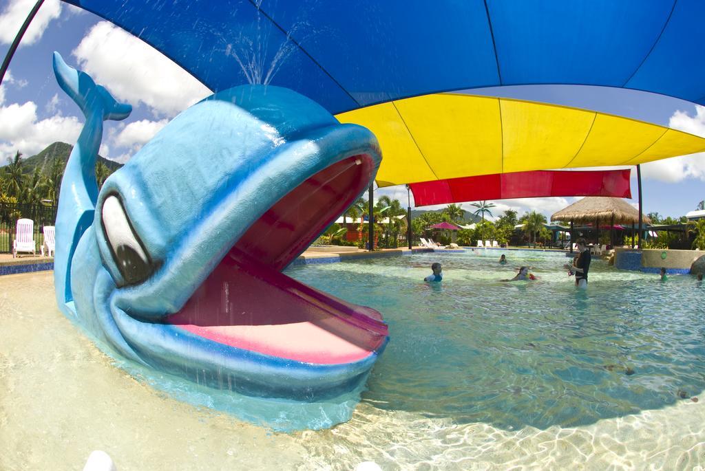 Ingenia Holidays Cairns Coconut Exterior foto The whale fountain at Wet 'n' Wild