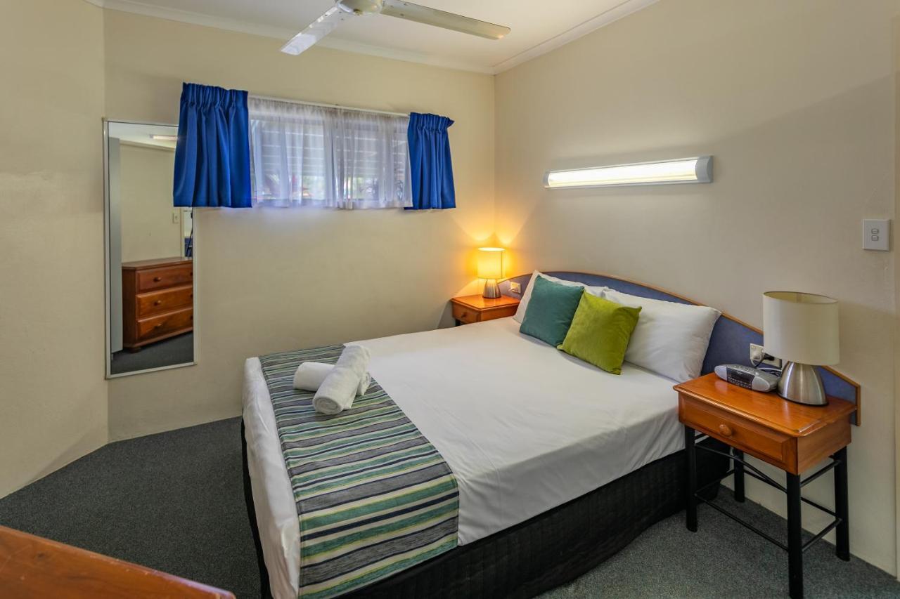 Ingenia Holidays Cairns Coconut Exterior foto A bedroom at the motel